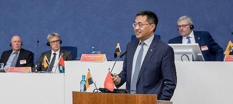 Jeff BI an der Konferenz für Investition und Kooperation in Magdeburg